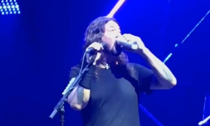 Zanger Foo Fighters doet adtje op podium
